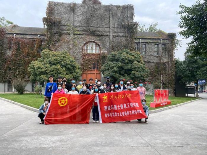 微扑克下载
“青马班”学员集体参观北校区校史馆2.jpg