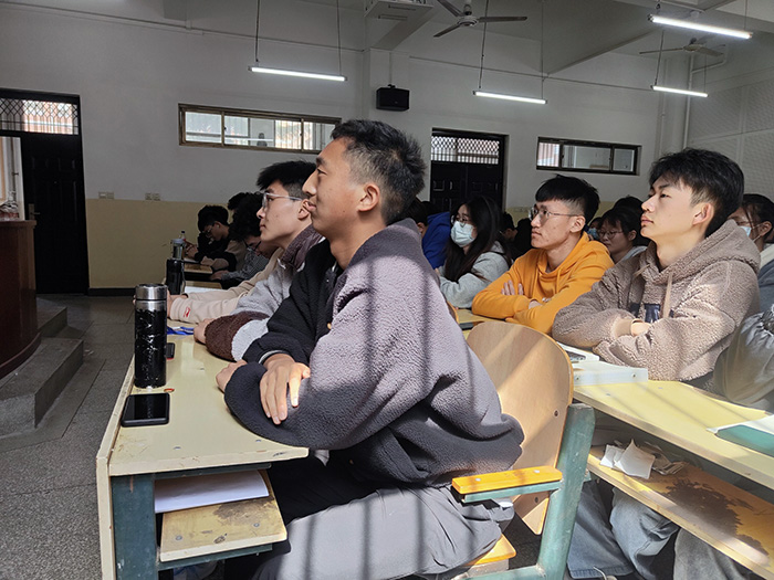 河南理工大学微扑克下载
“青马工程”培训班召开第一次班会网络新闻(1).jpg