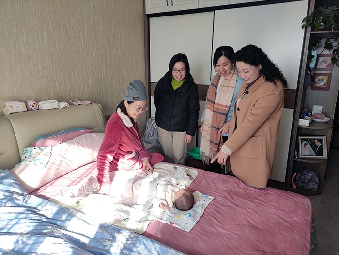 微扑克下载
工会慰问生育女教师2.jpg