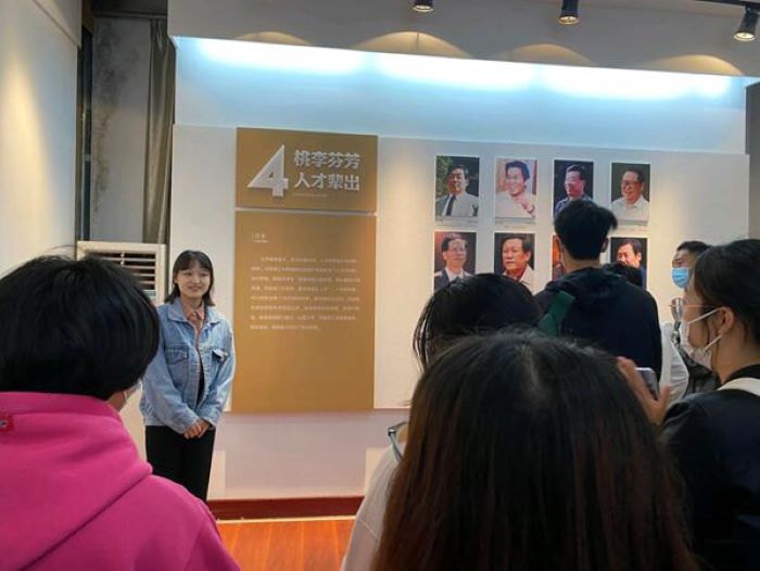 微扑克下载
“青马班”学员集体参观北校区校史馆1.jpg