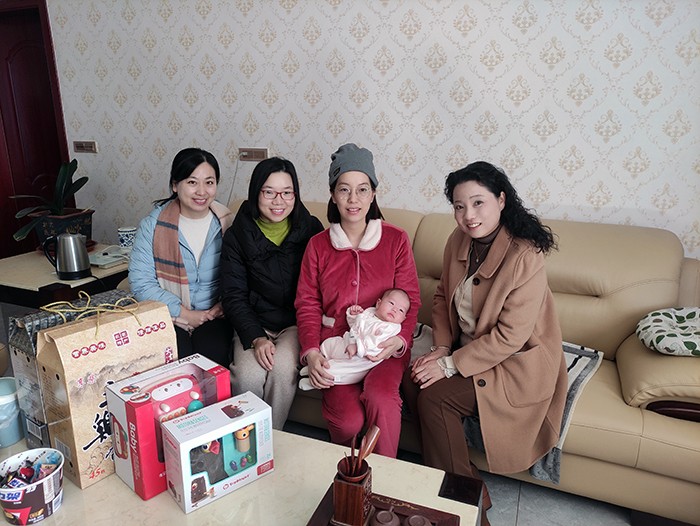 微扑克下载
工会慰问生育女教师1.jpg