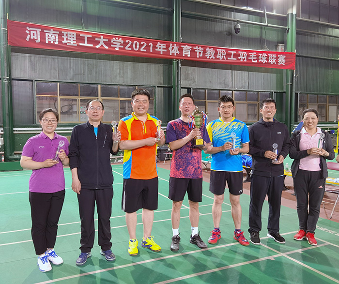 微扑克下载
在学校2021年体育节教职工羽毛球联赛中取得历史突破1.jpg