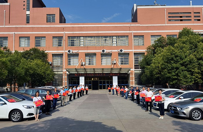 微扑克下载
教工爱心车队护航毕业生离校“最后一公里”1.jpg